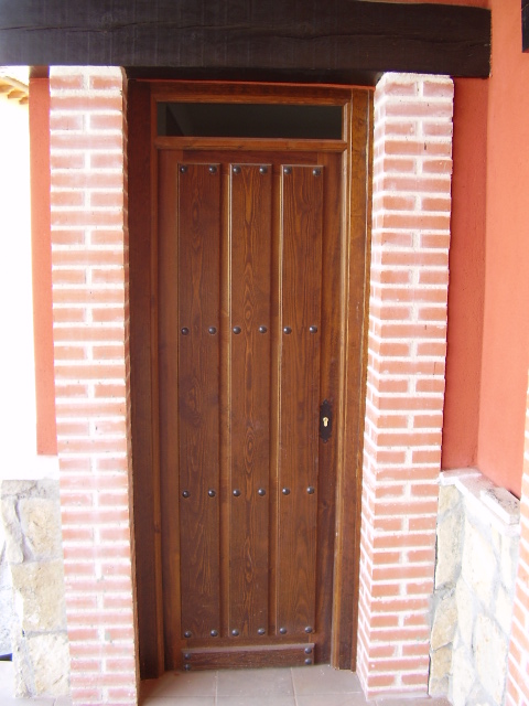 puerta de madera clavada rustica de una hoja
